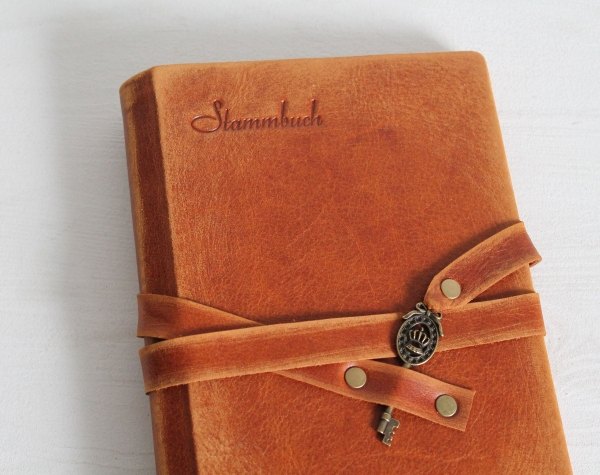 Stammbuch "Schlüssel - Krone" in Vintage-Look aus Nappaleder, cognacbraun